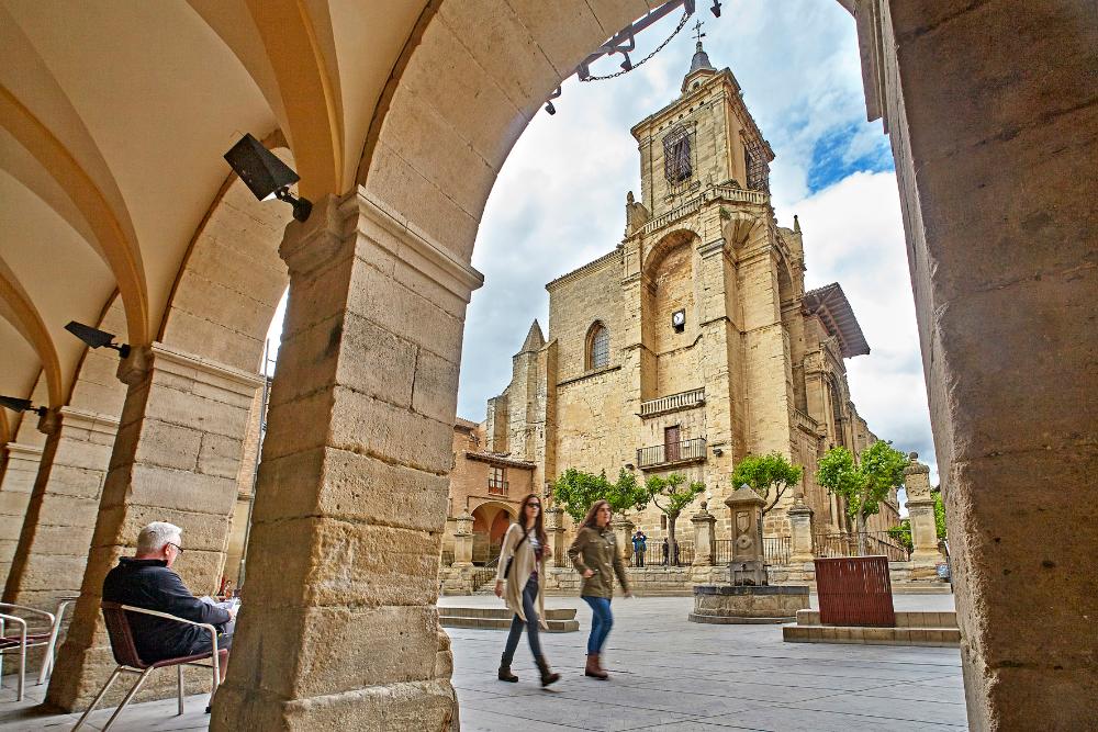 arcadas de la Plaza de los Fueros y fachada de la iglesia de Santa María de Viana